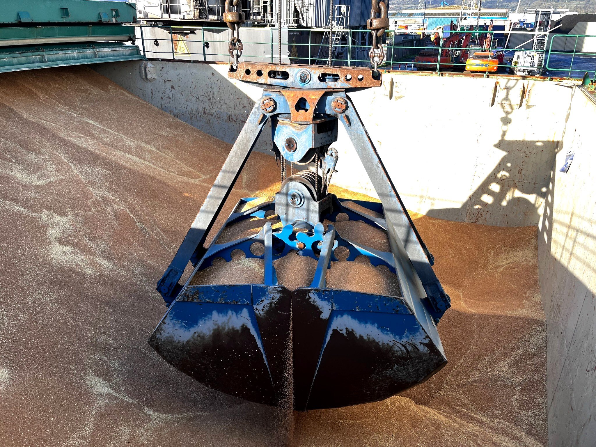 Clamshell in Agribulk